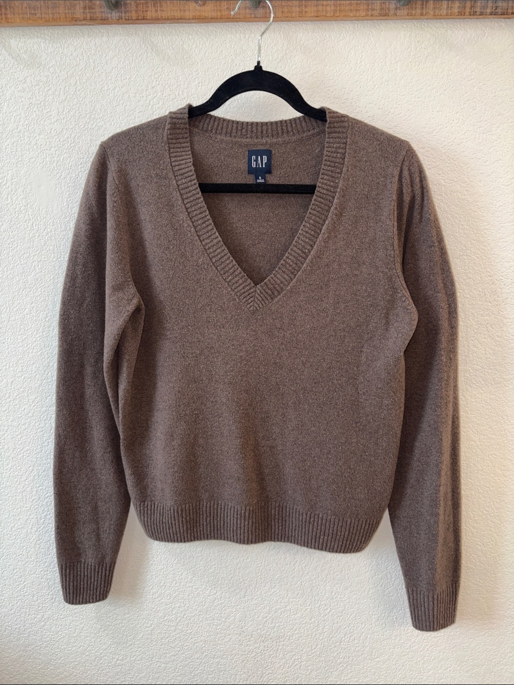 GAP Women's V-Neck Sweater in Brown